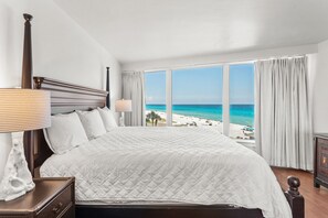 Un grand lit avec vue sur la plage.