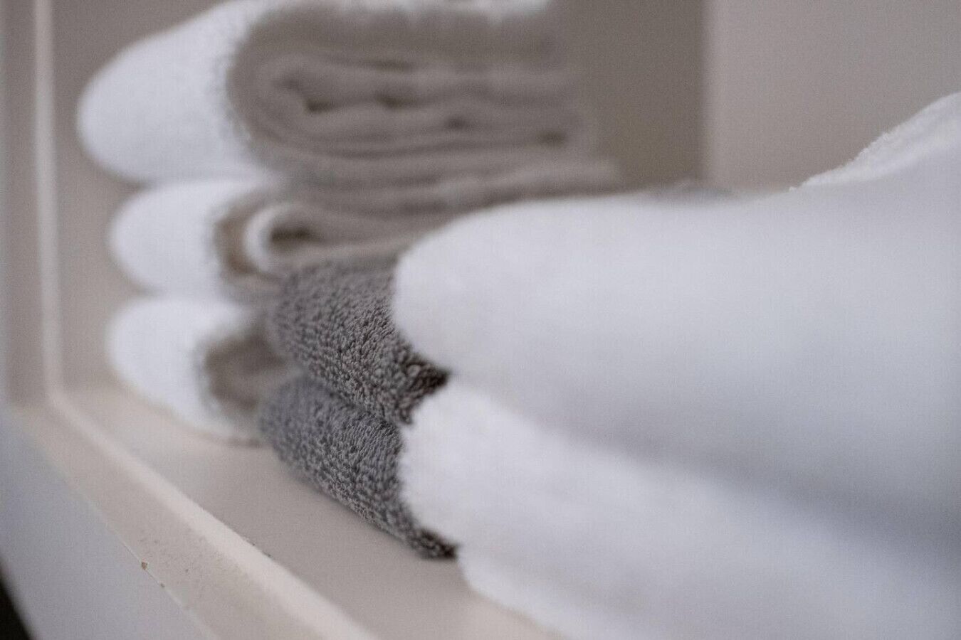 Une pile de serviettes soigneusement pliées dans une salle de bain.