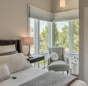 4 chambres, bureau, fer et planche à repasser, lit parapluie