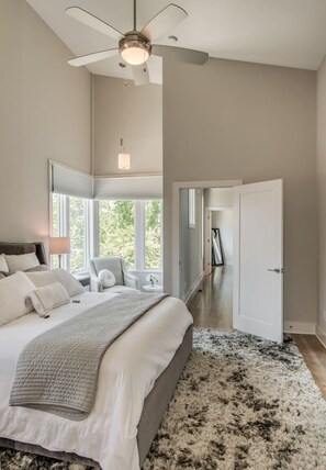 4 sovrum, skrivbord, strykjärn/strykbräda och resesäng