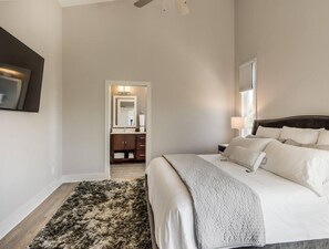 Bureau, fer et planche à repasser, lit parapluie, Wi-Fi