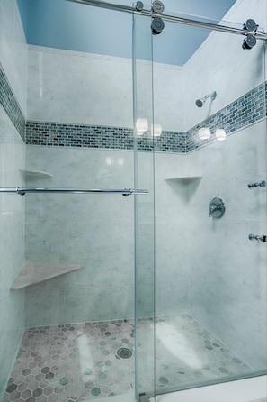 Combined shower/bathtub, towels - Rapalee Retreat - Wine and Lake Lovers Take Notice! (Himrod)