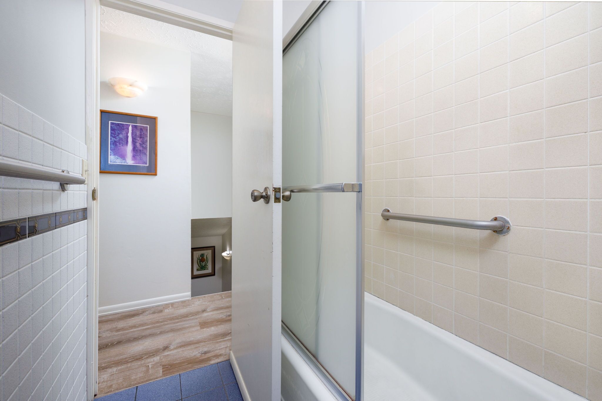 Combined shower/tub, hair dryer, towels