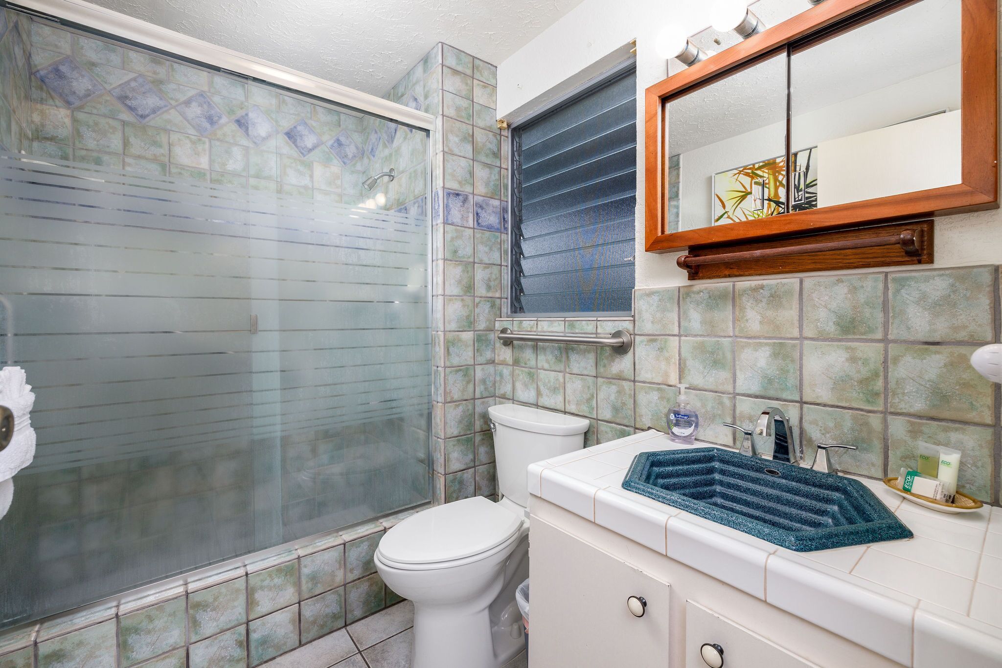 Combined shower/tub, hair dryer, towels