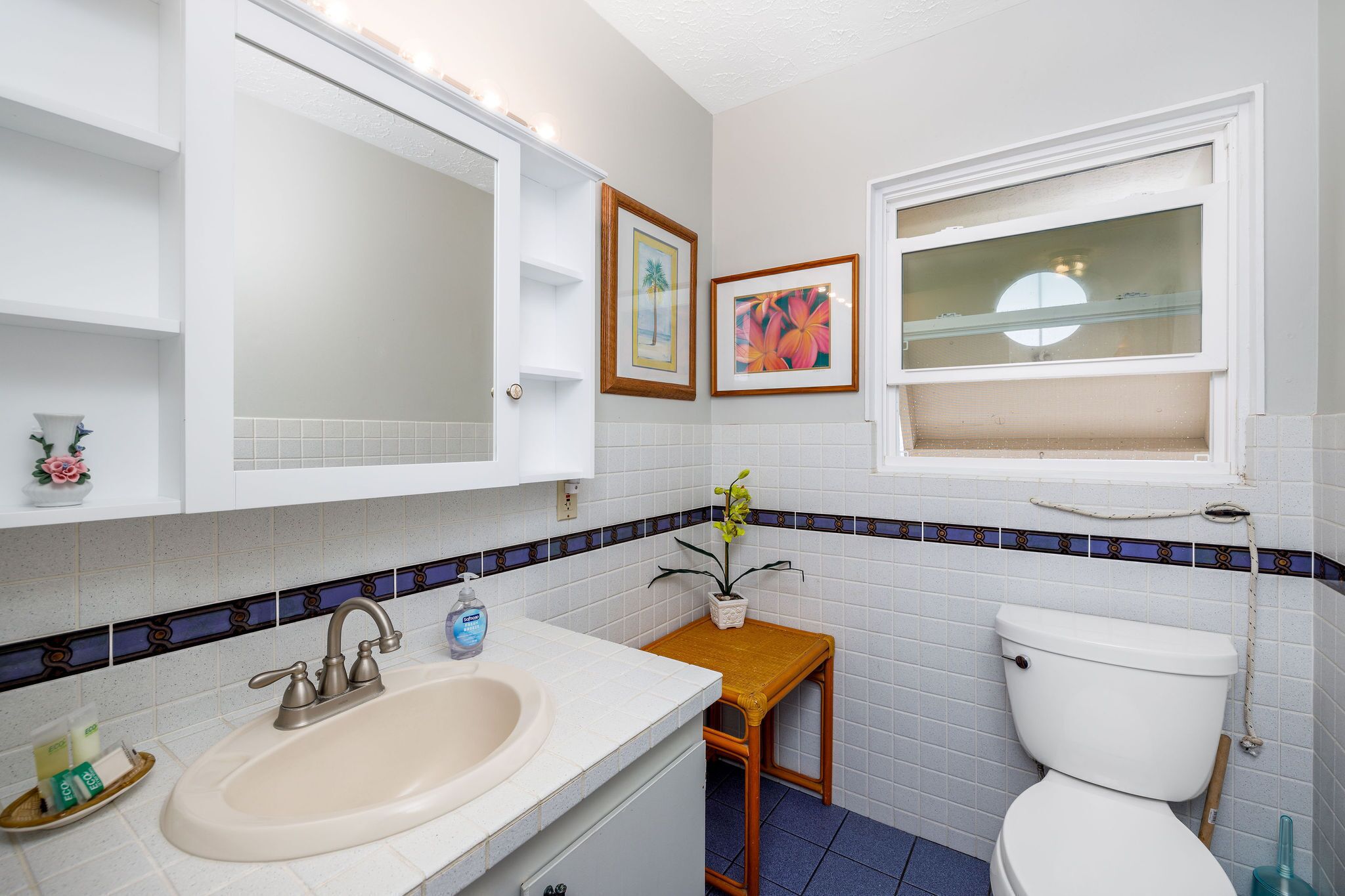 Combined shower/tub, hair dryer, towels