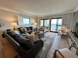 TV, DVD player - "Breakers East 801"~Gulf Front~2BR/2BA~END UNIT Beach setup included (Destin)