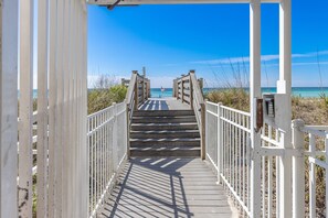 Property grounds - "Breakers East 801"~Gulf Front~2BR/2BA~END UNIT Beach setup included (Destin)