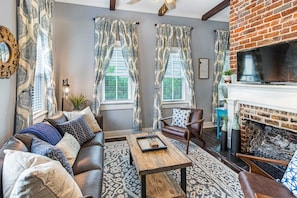 TV - Southern Charm w/ High-end Modern Amenities + Parking by Lucky Savannah (Savannah)