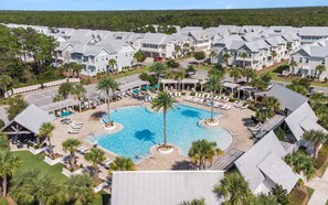 حمّام سباحة مُدفَّأ