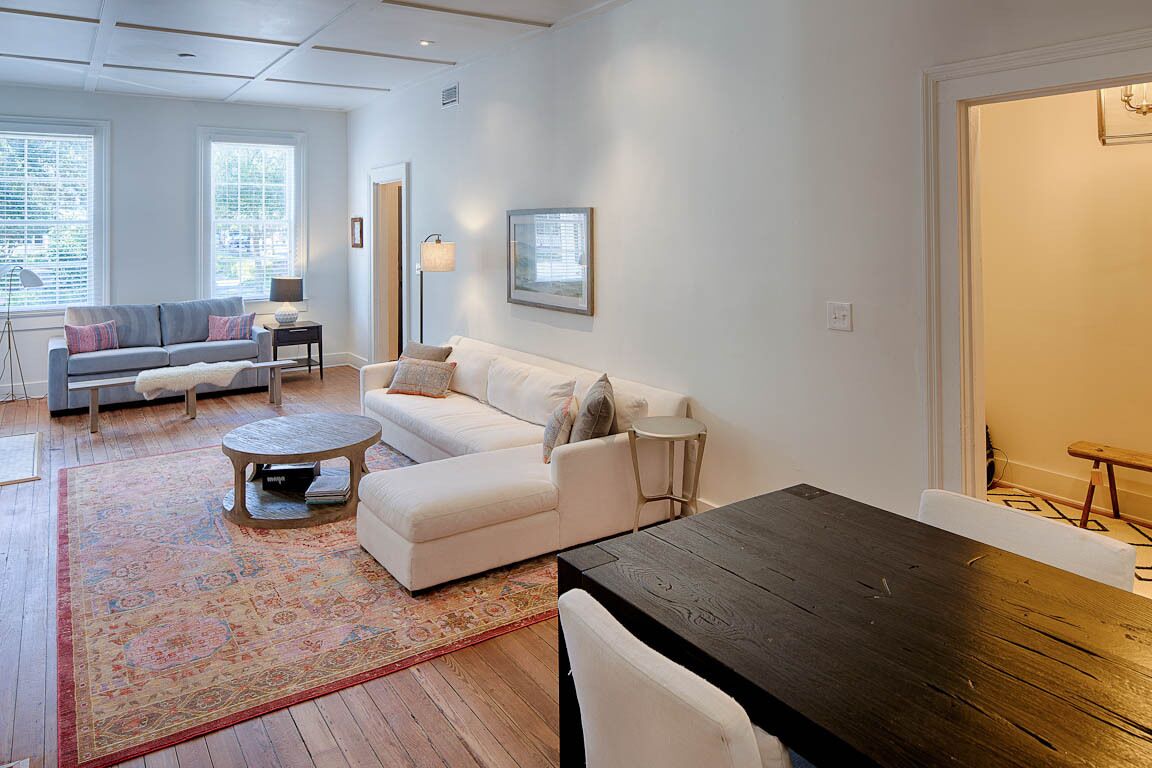 Un salon moderne avec un canapé, une table basse et une table à manger.
