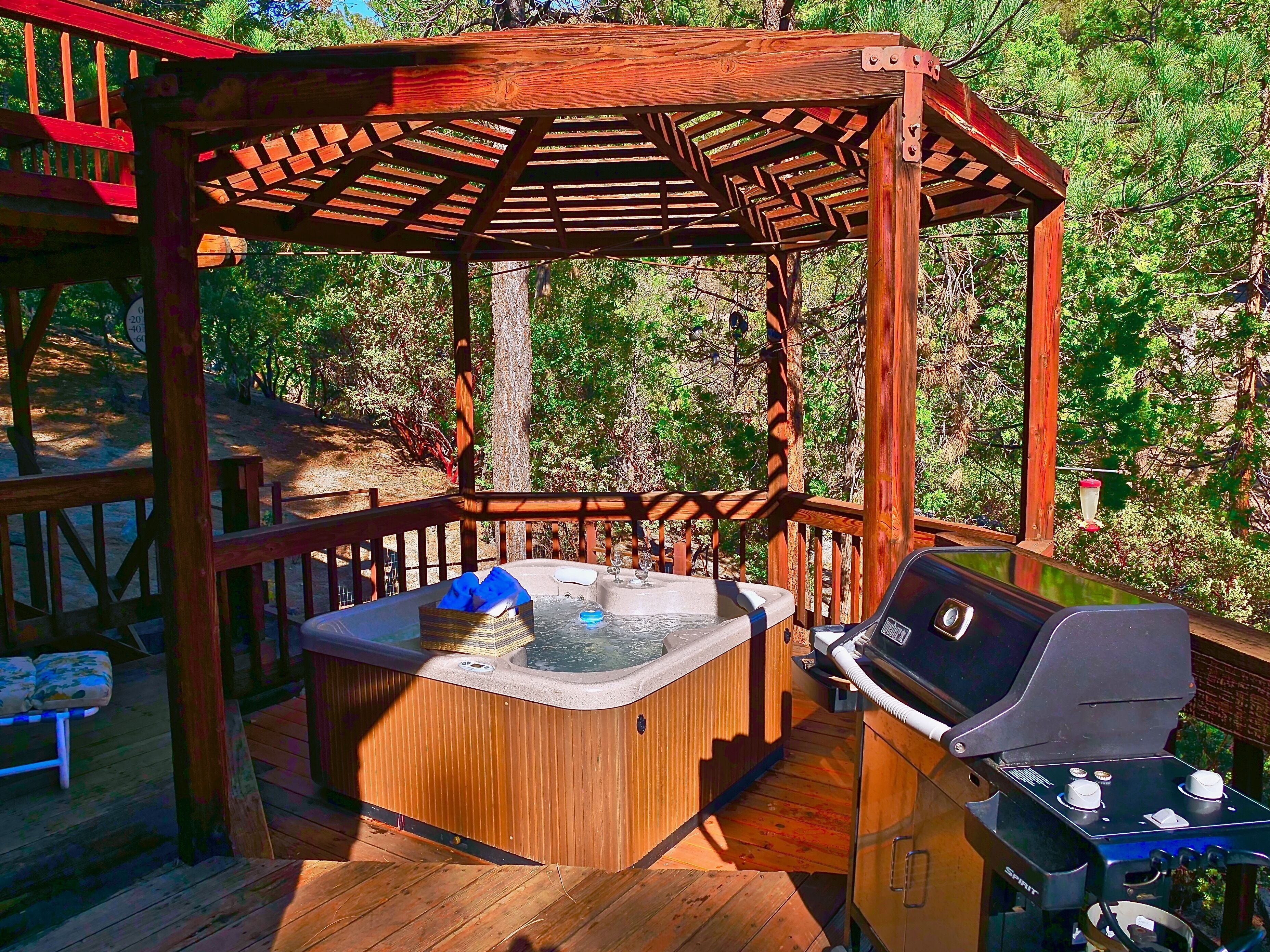 Secluded "On The Rocks" with a Hot Tub & Seasonal Creek, Walk to Town