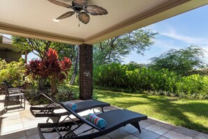 Terrace/patio - Savor The Best - Beautifully decorated with Golf Course And Maui Views (Kamuela)