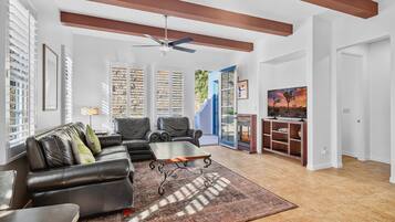 Televisión, chimenea y oficina