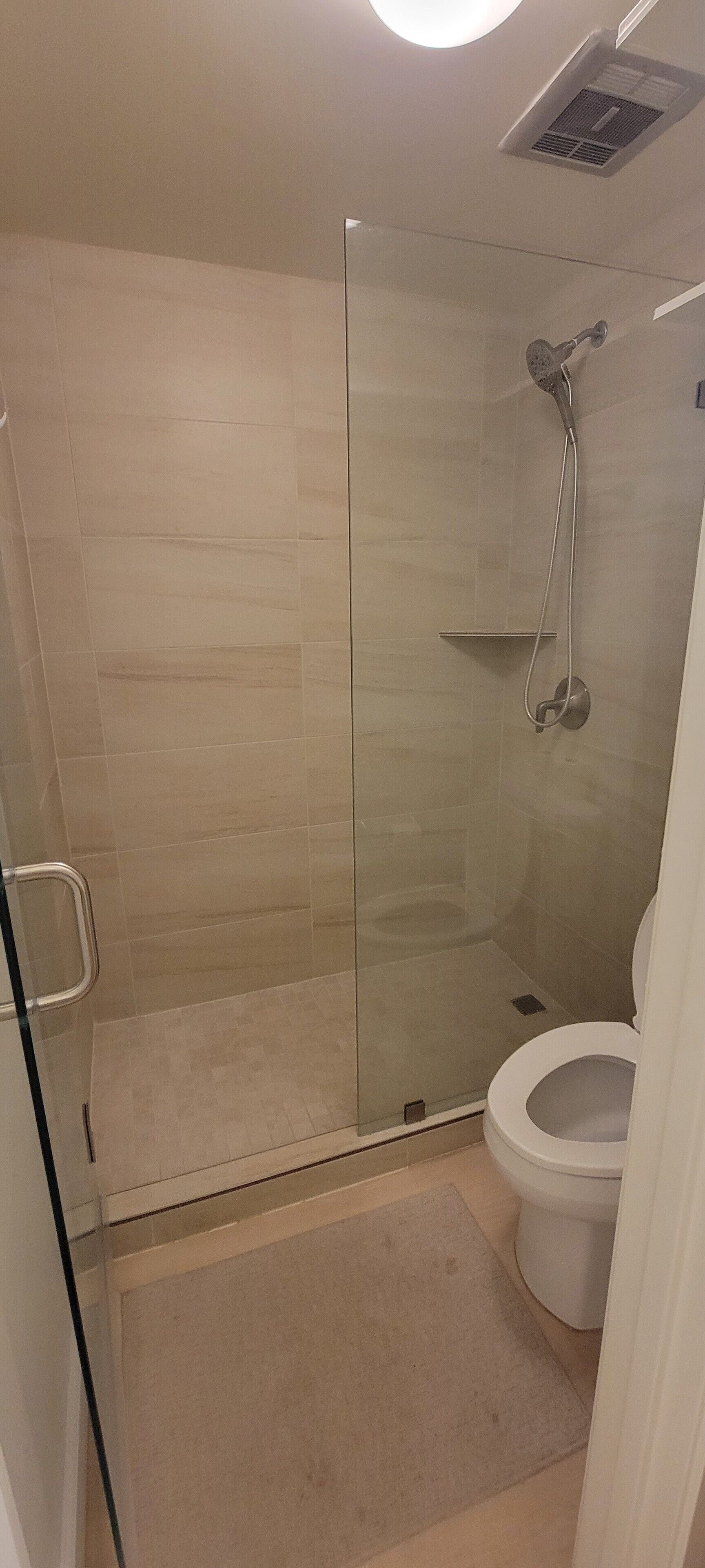 Combined shower/tub, hair dryer, towels