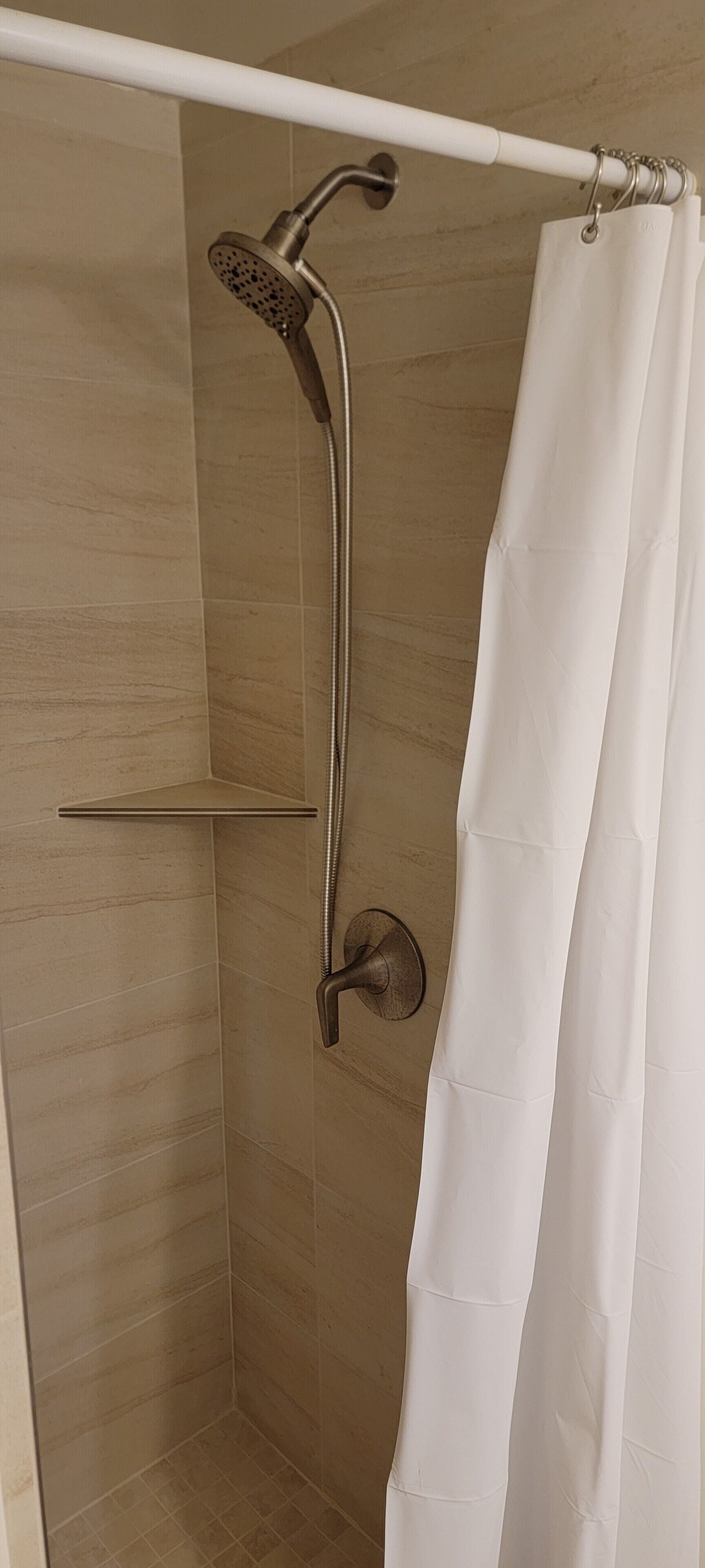 Combined shower/tub, hair dryer, towels