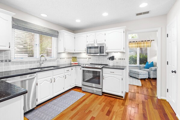 Een koelkast, een magnetron, een oven, een kookplaat