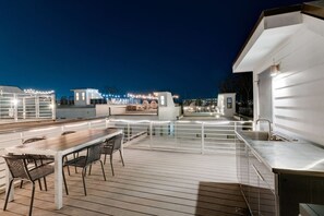 Outdoor dining - The New Nashview: 4BR Gulch | Rooftop Fire Pit (Nashville)