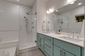 Ensemble douche/baignoire, sèche-cheveux