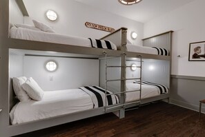 4 chambres, fer et planche à repasser, lit parapluie, Wi-Fi