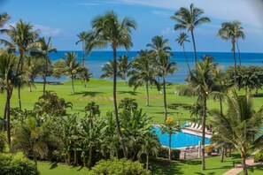 Un campo de golf con piscina y palmeras.