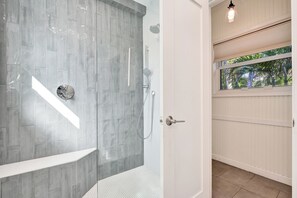 Combined shower/tub, hair dryer, towels