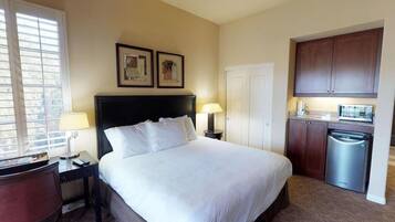 Skrivebord, strygejern/strygebræt, Wi-Fi, sengetøj