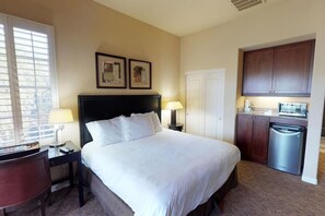 Skrivebord, strygejern/strygebræt, Wi-Fi, sengetøj