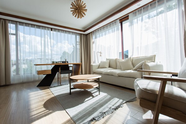 Suite | Wohnbereich | LCD-Fernseher