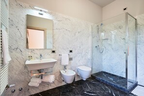 Shower, free toiletries, hair dryer, bidet - Domus il Palio B&B (Siena)