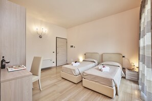 Eenvoudige kamer, 1 slaapkamer, niet-roken | Donzen dekbedden, een bureau, babybedden, extra bedden