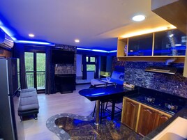 Suite familiar | Cocina privada | Frigorífico grande, microondas, placa de cocina y arrocera