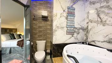 E619 Loft | Bathroom | Free toiletries, hair dryer, bidet, towels