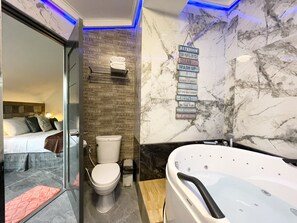 Suite presidencial, 1 habitación, vista a la ciudad (E619) | Baño | Amenidades de baño gratuitas, secadora de cabello, bidet, toallas 