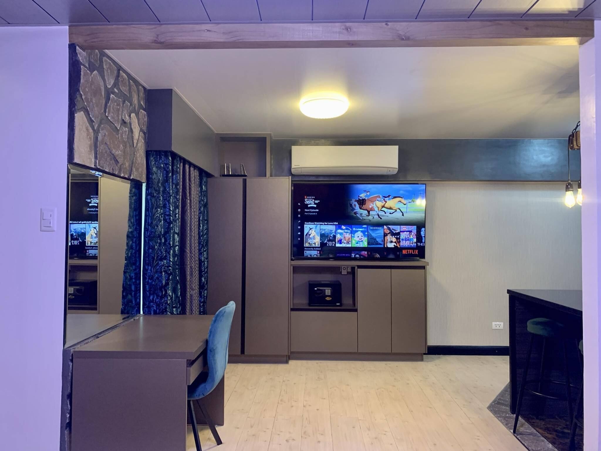 Una cocina moderna con televisión integrada, una barra y una zona de estar.