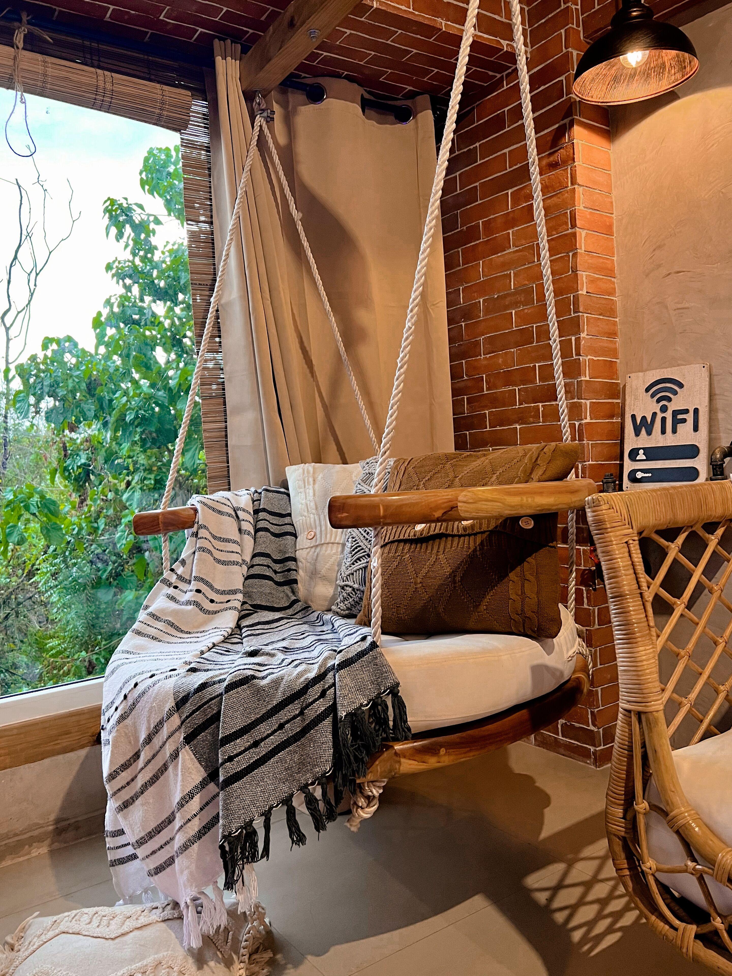 设计套房 | 起居区 | 65-英寸电视（配备卫星频道）