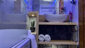 Deluxe-Studiosuite | Badezimmer | Kostenlose Toilettenartikel, Haartrockner, Bidet, Handtücher