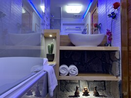 Deluxe Studio Suite | Bathroom | Free toiletries, hair dryer, bidet, towels