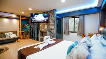 Deluxe Studio Suite | 2 bedrooms, premium bedding, in-room safe, blackout drapes