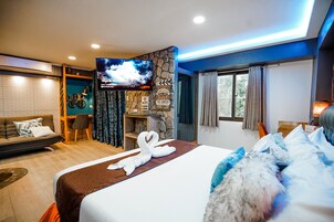 2 bedrooms, premium bedding, in-room safe, blackout curtains