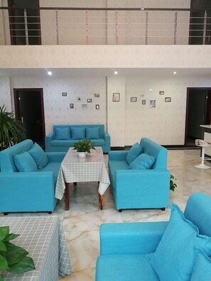 Lobby sitting area - Emeishan Hongzhao Hotel (Leshan)