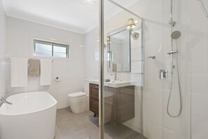 3 bedrooms, premium bedding, desk, iron/ironing board - Hamptons at The Bay (Deception Bay)