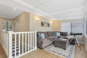 Huis, 3 slaapkamers | Woonruimte | Een flatscreentelevisie