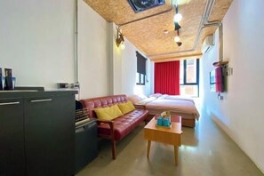 Desk, blackout curtains, free WiFi, bed sheets - K.GOLD HOSTEL (Taichung)