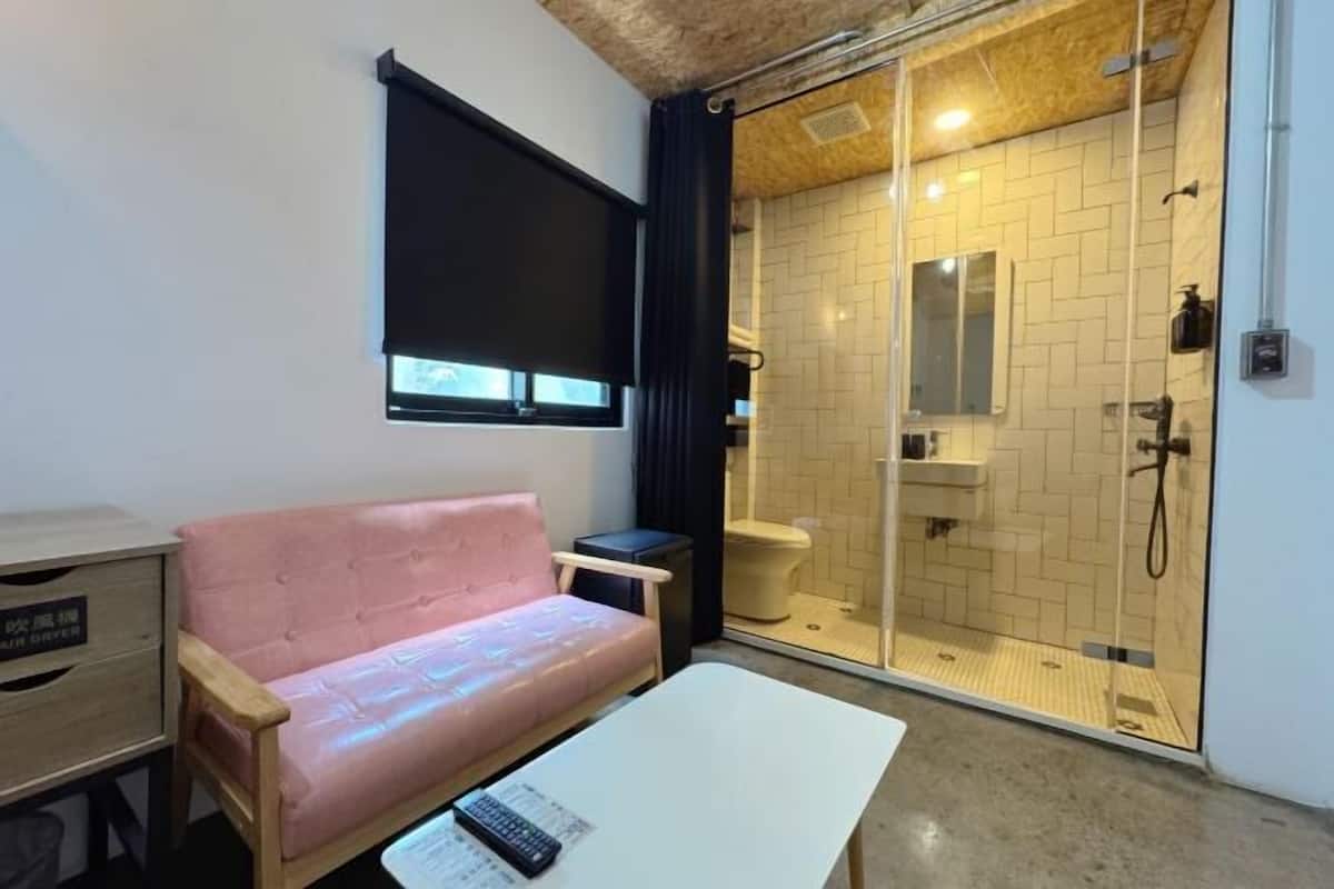 Escrivaninha, cortinas blackout, Wi-Fi de cortesia, roupa de cama