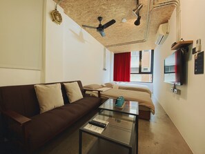 مكتب وستائر تعتيم وواي فاي مجانًا وملاءات أسرّة