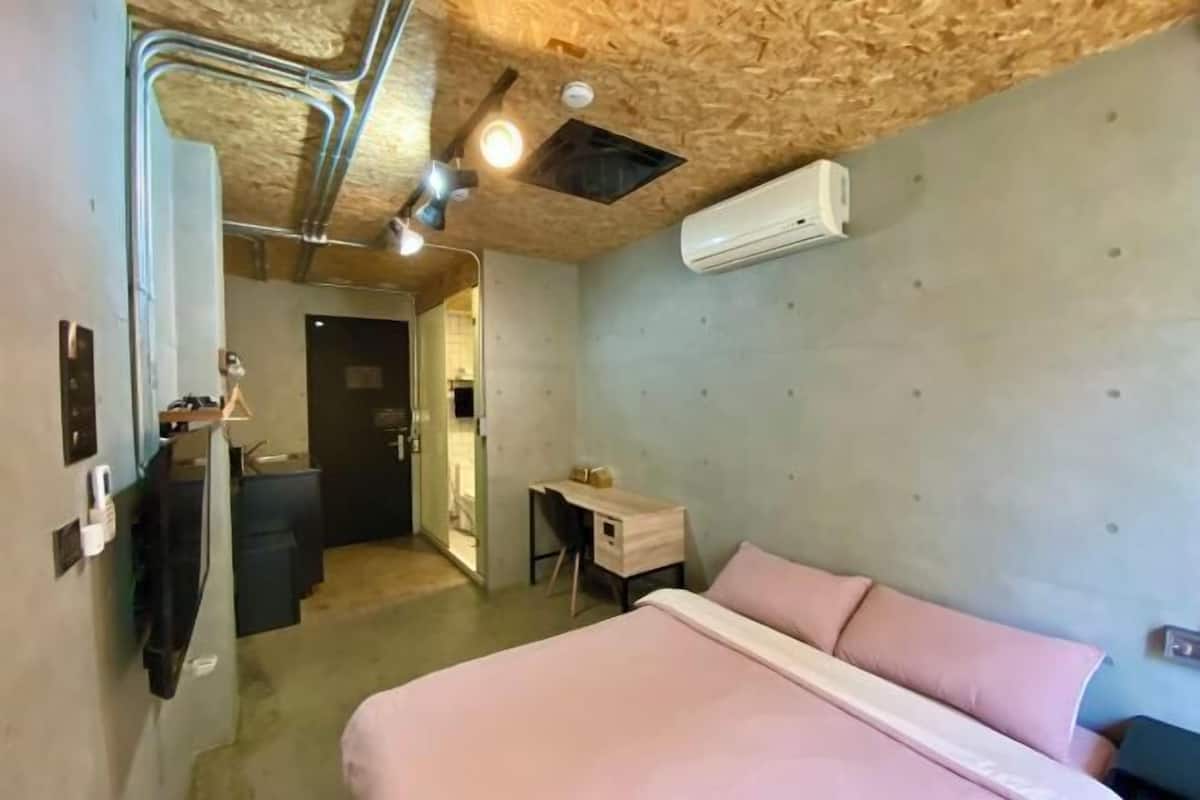 Desk, blackout curtains, free WiFi, bed sheets