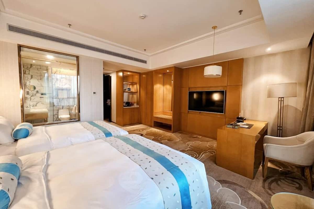 deluxe twin room  | minibar, in-room safe, desk, blackout curtains
