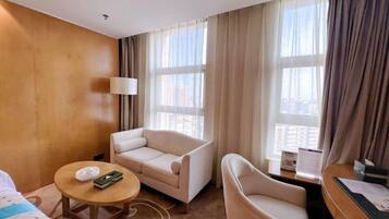 Deluxe Twin kamer | Een minibar, een kluis op de kamer, een bureau, verduisterende gordijnen