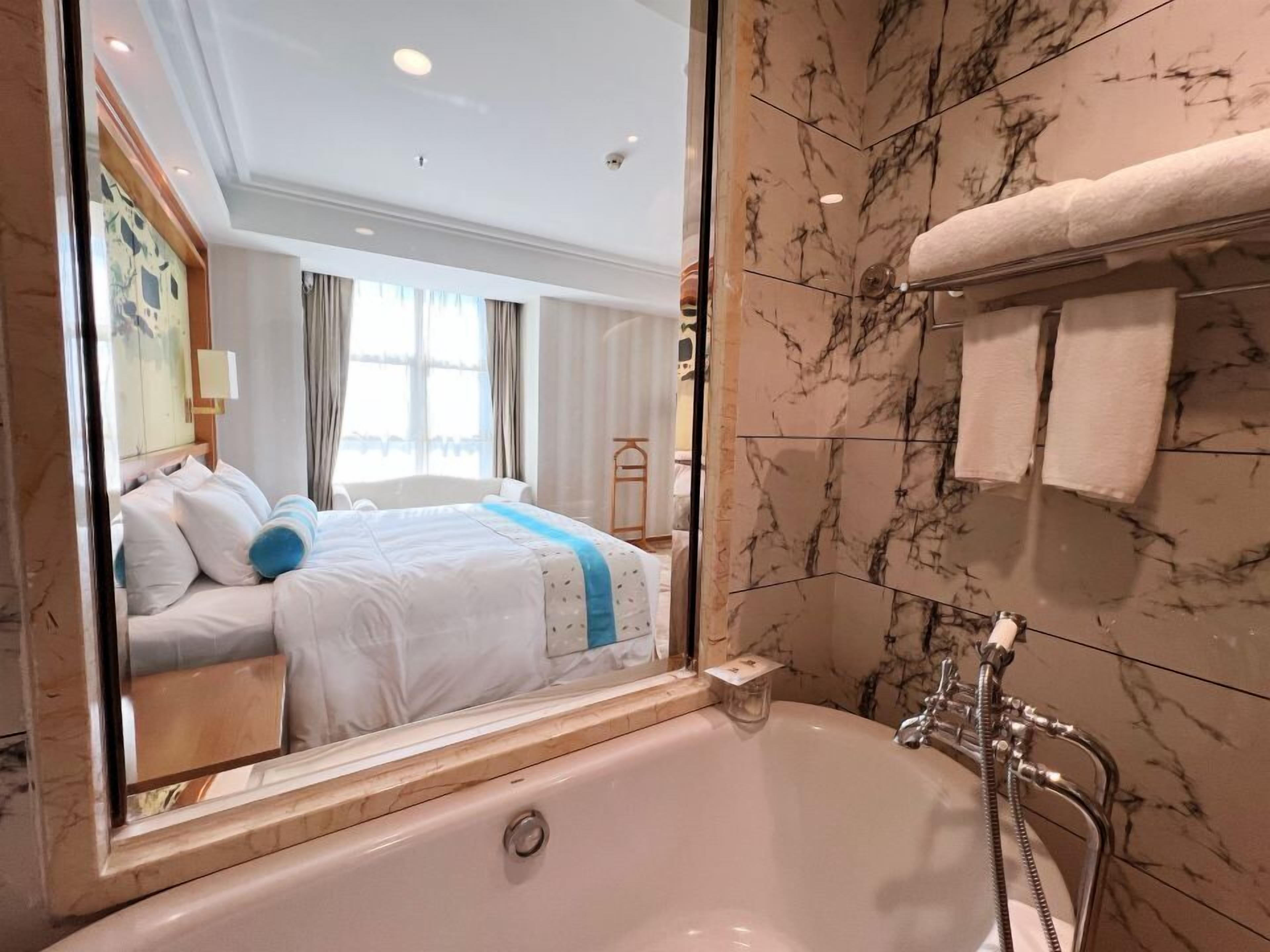 deluxe business suite  | minibar, in-room safe, desk, blackout curtains