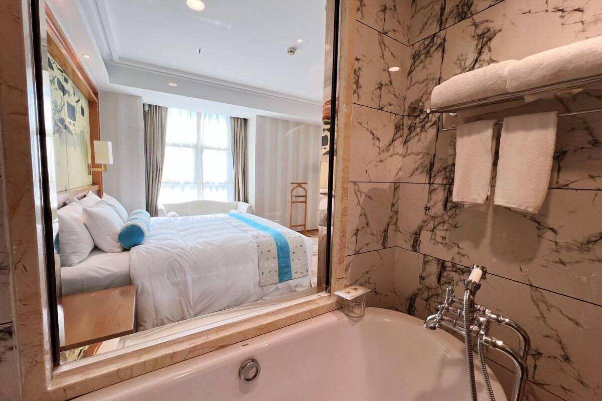 deluxe business suite  | minibar, in-room safe, desk, blackout curtains